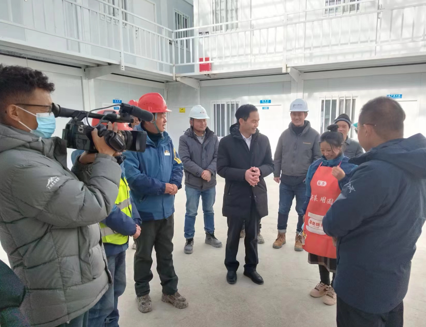 11月24日上午，自治区经信厅副厅长徐龙海、那曲市副市长吴冬梅、班戈县县委书记付南炯等一行领导莅临班嘎错（3湖）矿山调研指导工作
